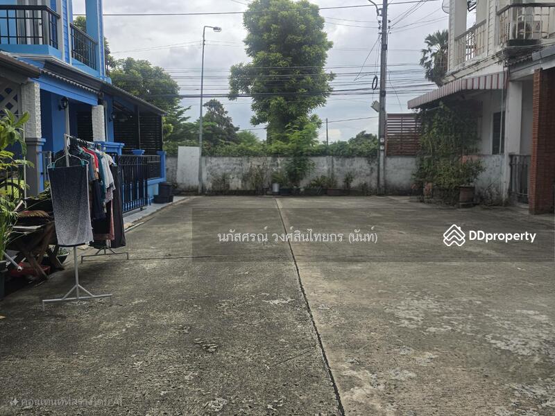 ถนนหน้าบ้าน