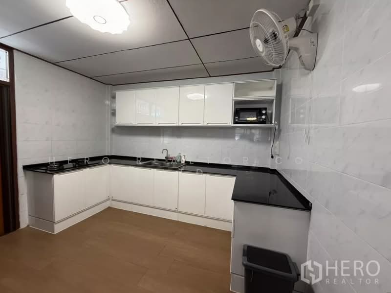 For Rent Bangkok House Wachirathamsatit Phra Khanong BTS Punnawithi BRE25591, Bangkok, Bang Chak, Phra Khanong, Bangkok, 4 Bedrooms, 320 sqm, Single Detached House For Rent, by Hero Realtor Co., Ltd., 60122042 - DDproperty.com