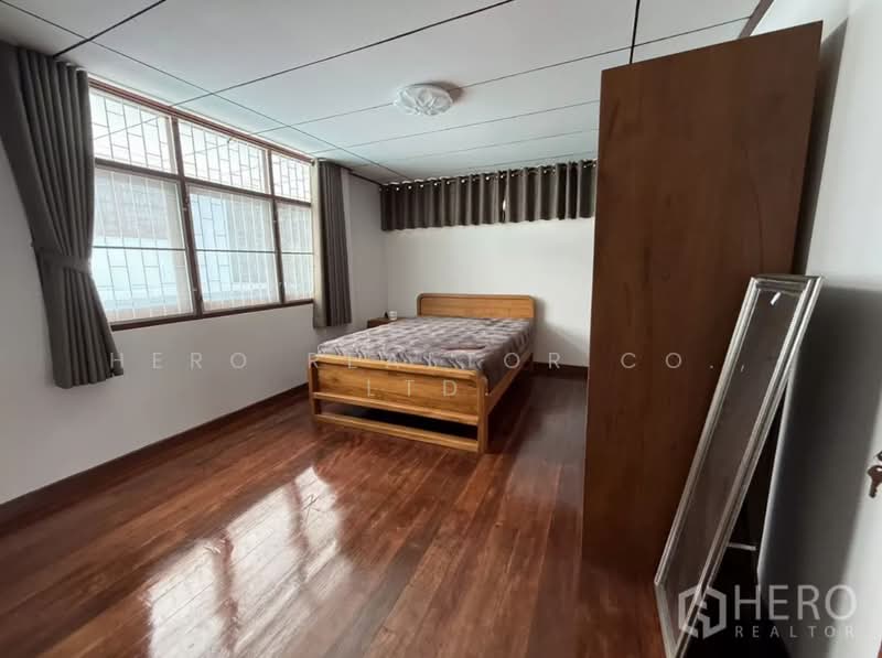 For Rent Bangkok House Wachirathamsatit Phra Khanong BTS Punnawithi BRE25591, Bangkok, Bang Chak, Phra Khanong, Bangkok, 4 Bedrooms, 320 sqm, Single Detached House For Rent, by Hero Realtor Co., Ltd., 60122042 - DDproperty.com