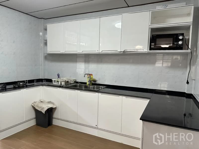 For Rent Bangkok House Wachirathamsatit Phra Khanong BTS Punnawithi BRE25591, Bangkok, Bang Chak, Phra Khanong, Bangkok, 4 Bedrooms, 320 sqm, Single Detached House For Rent, by Hero Realtor Co., Ltd., 60122042 - DDproperty.com