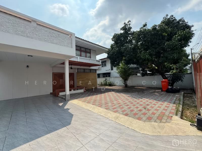 For Rent Bangkok House Wachirathamsatit Phra Khanong BTS Punnawithi BRE25591, Bangkok, Bang Chak, Phra Khanong, Bangkok, 4 Bedrooms, 320 sqm, Single Detached House For Rent, by Hero Realtor Co., Ltd., 60122042 - DDproperty.com