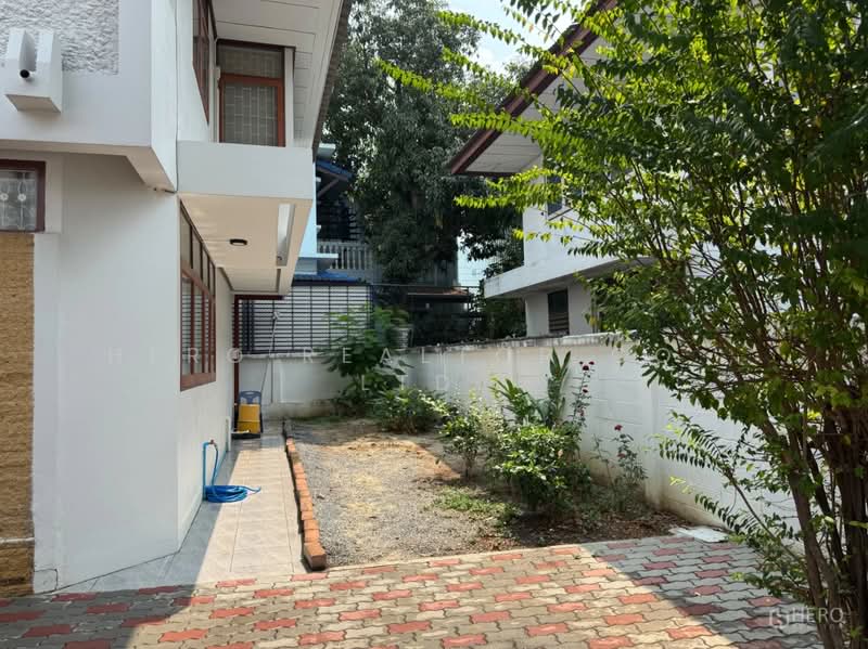 For Rent Bangkok House Wachirathamsatit Phra Khanong BTS Punnawithi BRE25591, Bangkok, Bang Chak, Phra Khanong, Bangkok, 4 Bedrooms, 320 sqm, Single Detached House For Rent, by Hero Realtor Co., Ltd., 60122042 - DDproperty.com