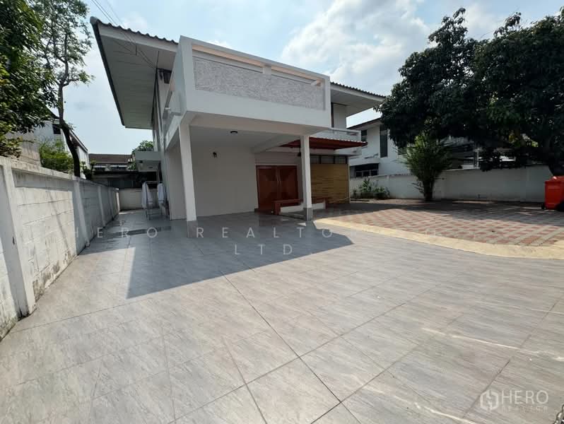 For Rent Bangkok House Wachirathamsatit Phra Khanong BTS Punnawithi BRE25591, Bangkok, Bang Chak, Phra Khanong, Bangkok, 4 Bedrooms, 320 sqm, Single Detached House For Rent, by Hero Realtor Co., Ltd., 60122042 - DDproperty.com