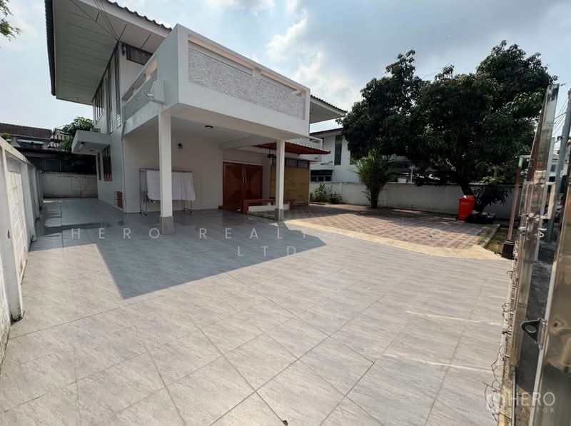 For Rent Bangkok House Wachirathamsatit Phra Khanong BTS Punnawithi BRE25591, Bangkok, Bang Chak, Phra Khanong, Bangkok, 4 Bedrooms, 320 sqm, Single Detached House For Rent, by Hero Realtor Co., Ltd., 60122042 - DDproperty.com