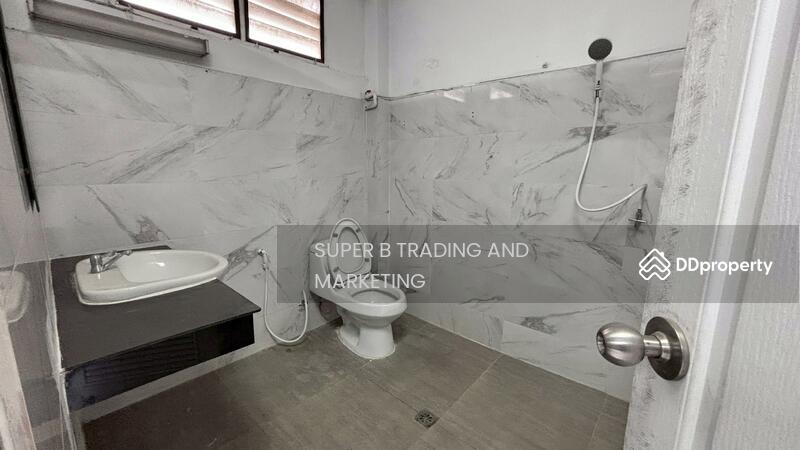 For Rent - For rent: commercial building on Cheu Plerng Road, located near Khlong Toei Market., Bangkok