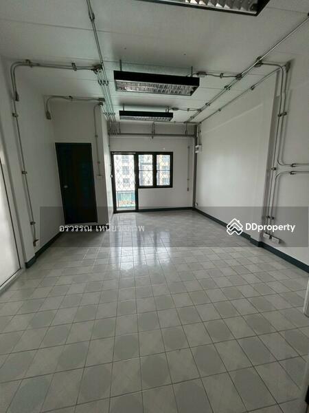 ให้เช่า - ทาวน์โฮม 3 ชั้นครึ่ง ใกล้สถานีรถไฟฟ้าบางกะปิ, กรุงเทพ