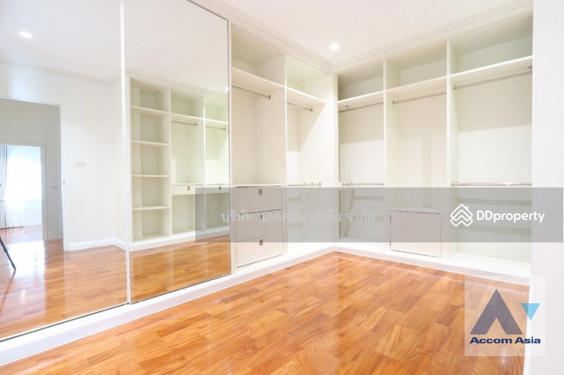 ให้เช่า - Fully Furnished, Pet friendly Spacious townhouse with modern interior in the Sathorn area, กรุงเทพ
