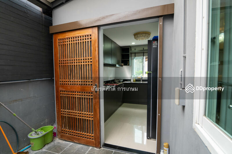 ทางเข้าห้องครัวด้านหลัง