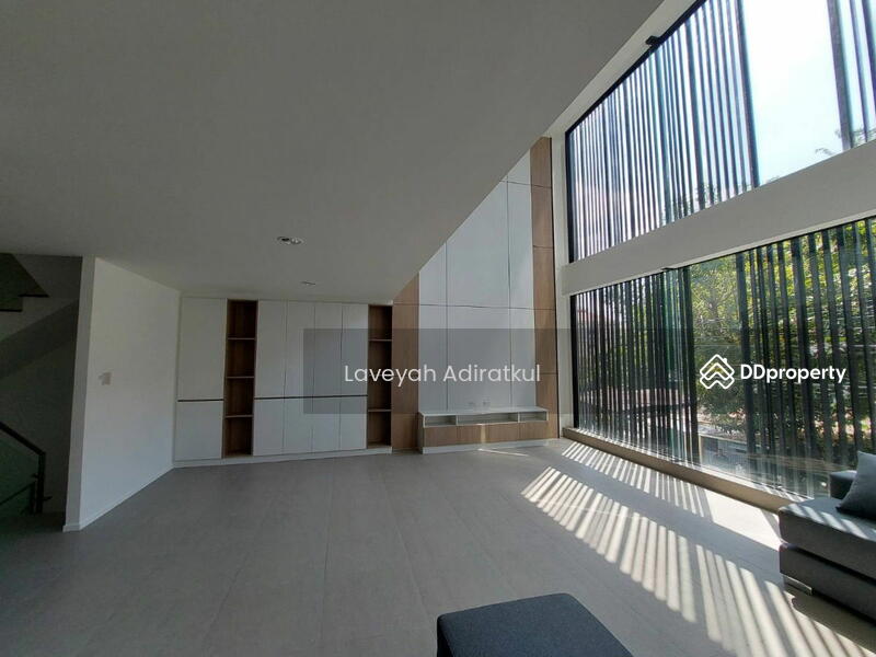 ขาย - 4-Br Semi-detached House near BTS Phra Khanong, กรุงเทพ