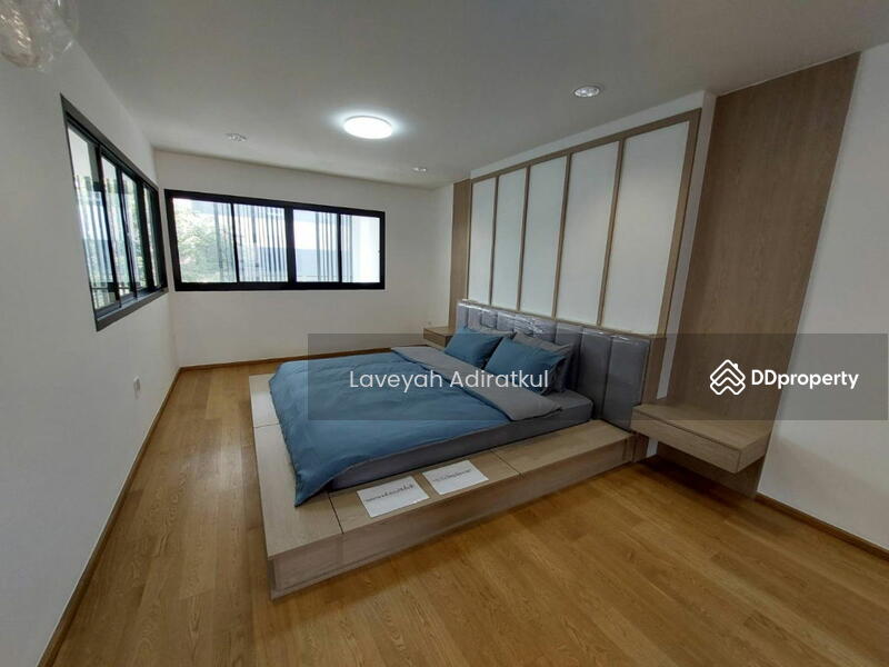 ขาย - 4-Br Semi-detached House near BTS Phra Khanong, กรุงเทพ