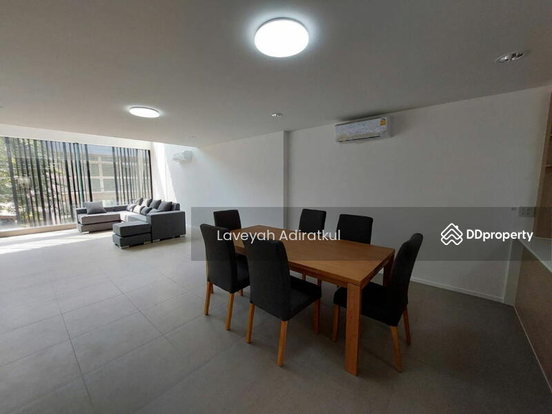 ขาย - 4-Br Semi-detached House near BTS Phra Khanong, กรุงเทพ