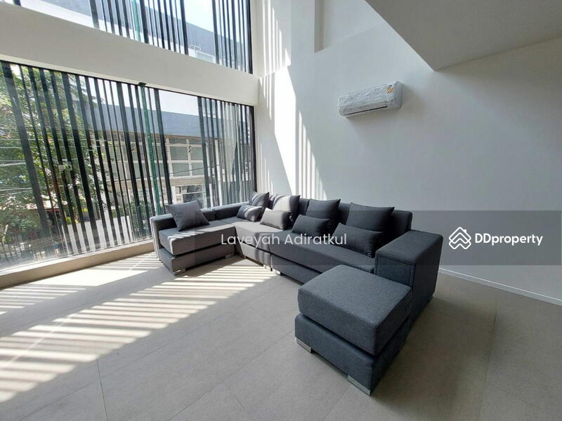 ขาย - 4-Br Semi-detached House near BTS Phra Khanong, กรุงเทพ