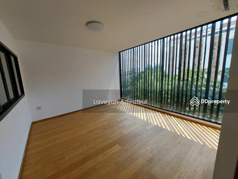 ขาย - 4-Br Semi-detached House near BTS Phra Khanong, กรุงเทพ