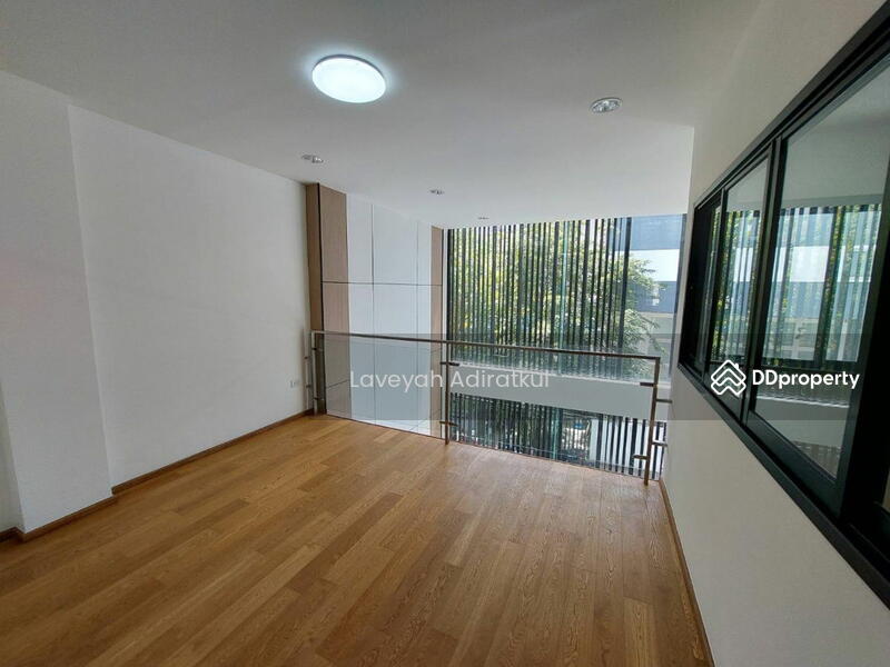 ขาย - 4-Br Semi-detached House near BTS Phra Khanong, กรุงเทพ