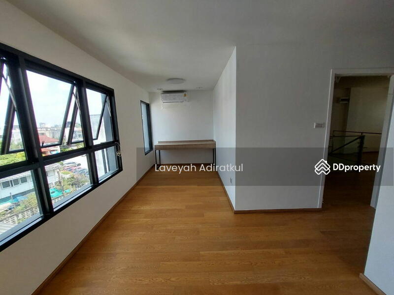 ขาย - 4-Br Semi-detached House near BTS Phra Khanong, กรุงเทพ