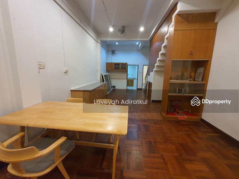 ให้เช่า - 4-Br Townhouse near MRT Sanam Chai, กรุงเทพ