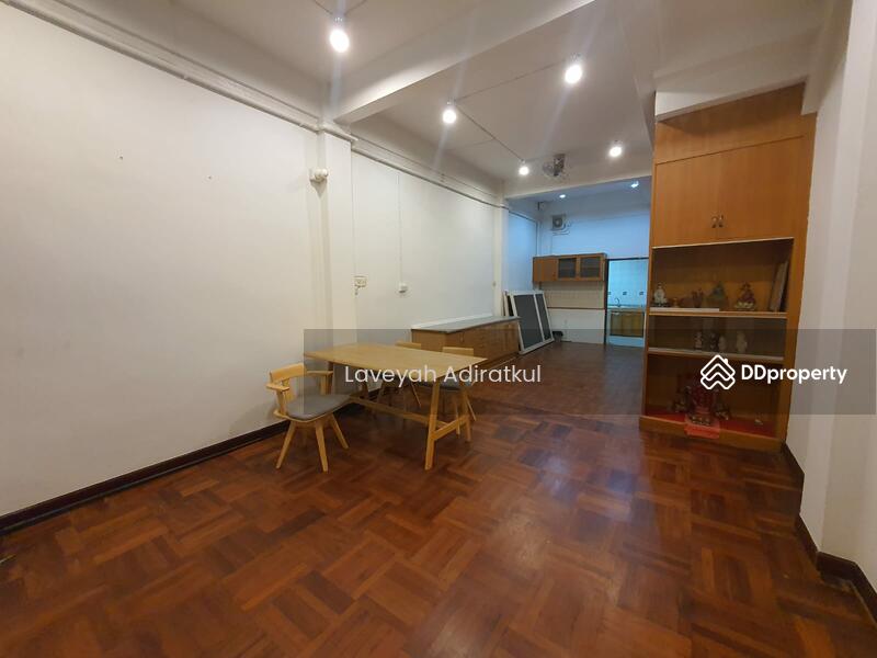 ให้เช่า - 4-Br Townhouse near MRT Sanam Chai, กรุงเทพ