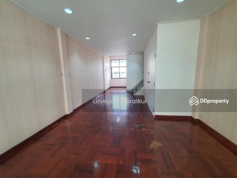 ให้เช่า - 4-Br Townhouse near MRT Sanam Chai, กรุงเทพ