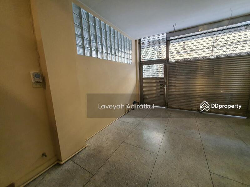 ให้เช่า - 4-Br Townhouse near MRT Sanam Chai, กรุงเทพ