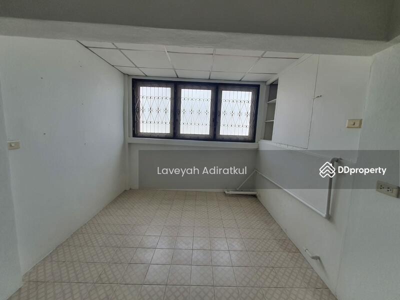 ให้เช่า - 4-Br Townhouse near MRT Sanam Chai, กรุงเทพ