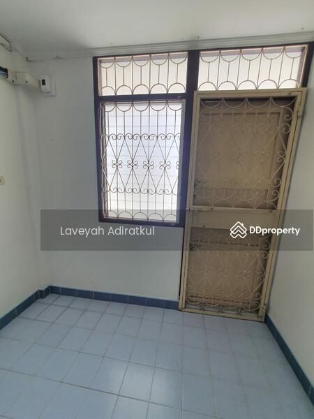ให้เช่า - 4-Br Townhouse near MRT Sanam Chai, กรุงเทพ