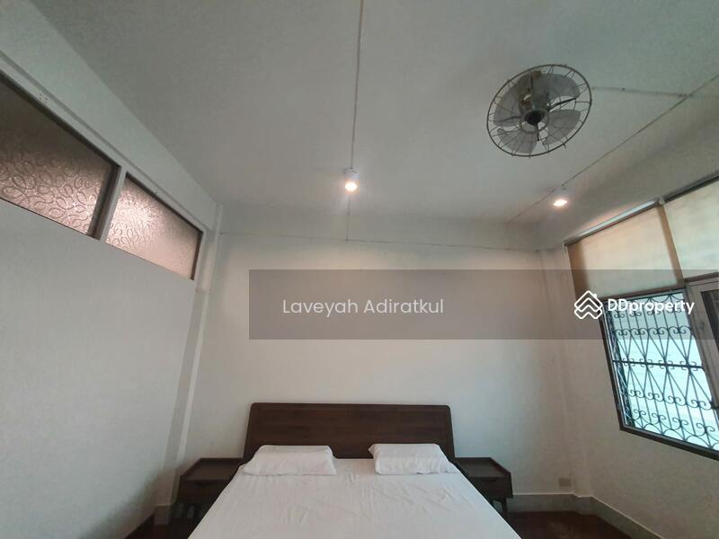 ให้เช่า - 4-Br Townhouse near MRT Sanam Chai, กรุงเทพ