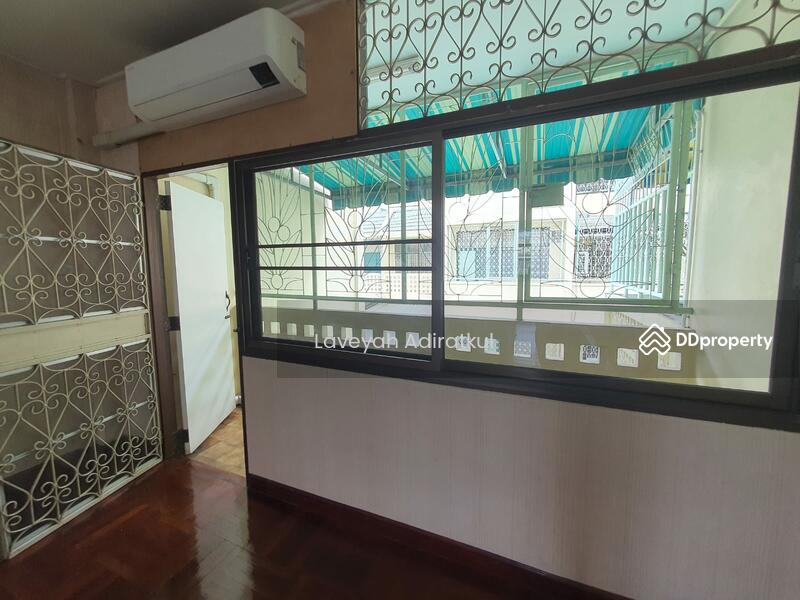 ให้เช่า - 4-Br Townhouse near MRT Sanam Chai, กรุงเทพ