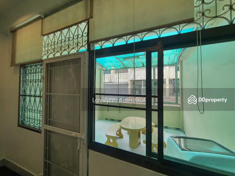 ให้เช่า - 4-Br Townhouse near MRT Sanam Chai, กรุงเทพ