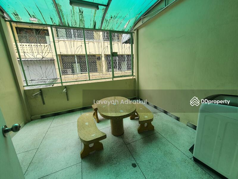ให้เช่า - 4-Br Townhouse near MRT Sanam Chai, กรุงเทพ
