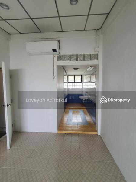 ให้เช่า - 4-Br Townhouse near MRT Sanam Chai, กรุงเทพ