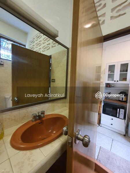 ให้เช่า - 4-Br Townhouse near MRT Sanam Chai, กรุงเทพ