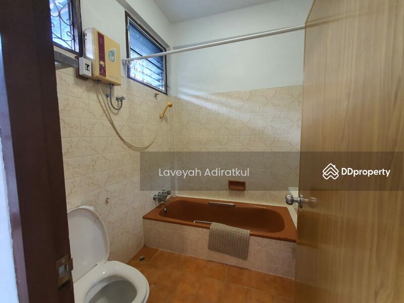 ให้เช่า - 4-Br Townhouse near MRT Sanam Chai, กรุงเทพ