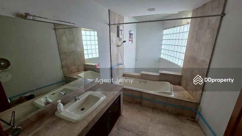 For Rent - House for rent in Lat Phrao, corner lot. (SPSJN89), Bangkok