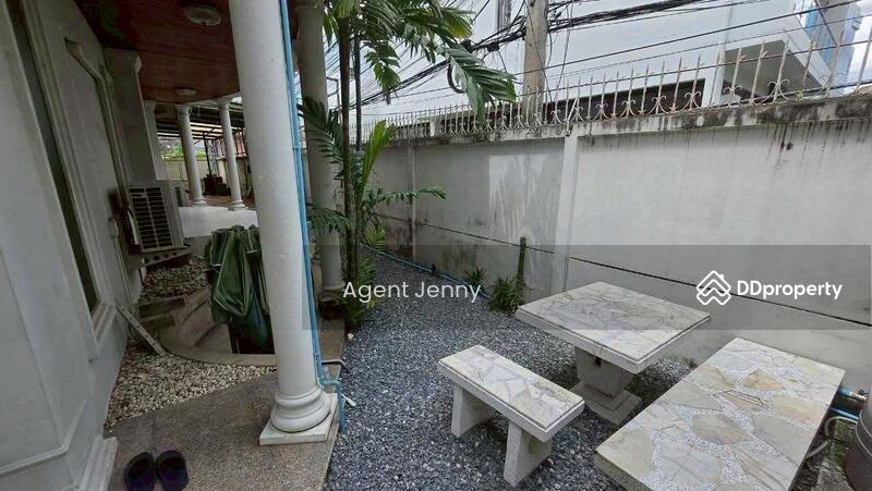 For Rent - House for rent in Lat Phrao, corner lot. (SPSJN89), Bangkok
