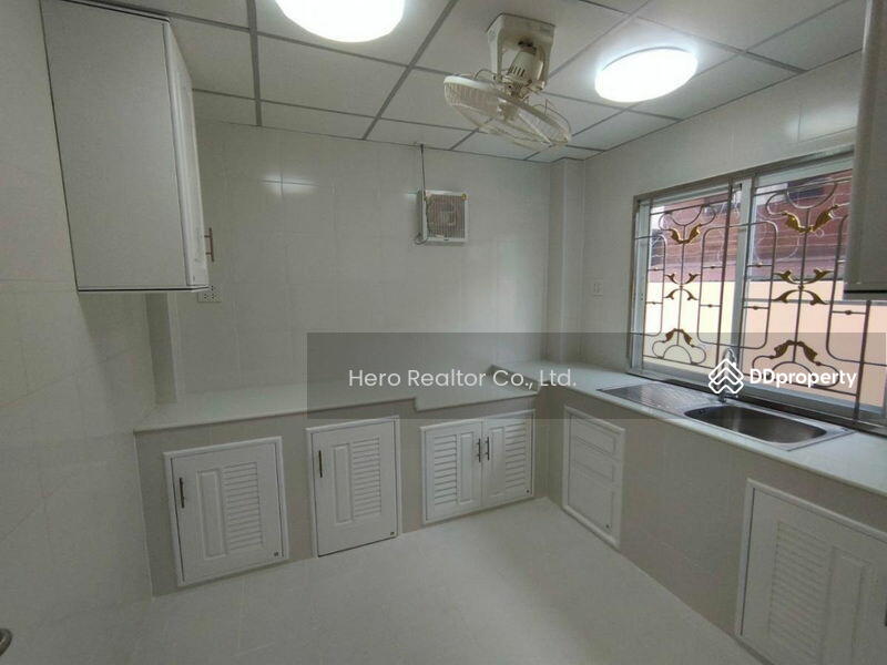 For Rent - For Rent Bangkok House Yenakart MRT Khlong Toei Yan Nawa BRE19331, Bangkok