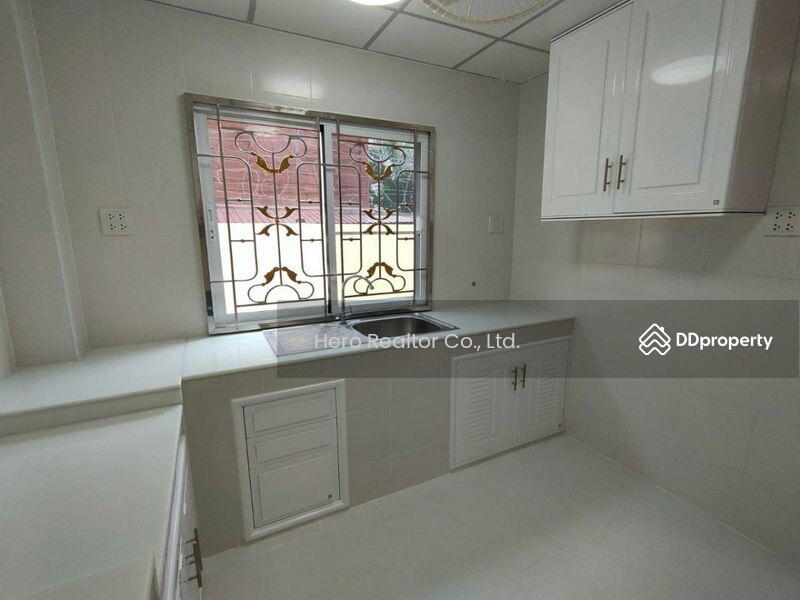 For Rent - For Rent Bangkok House Yenakart MRT Khlong Toei Yan Nawa BRE19331, Bangkok