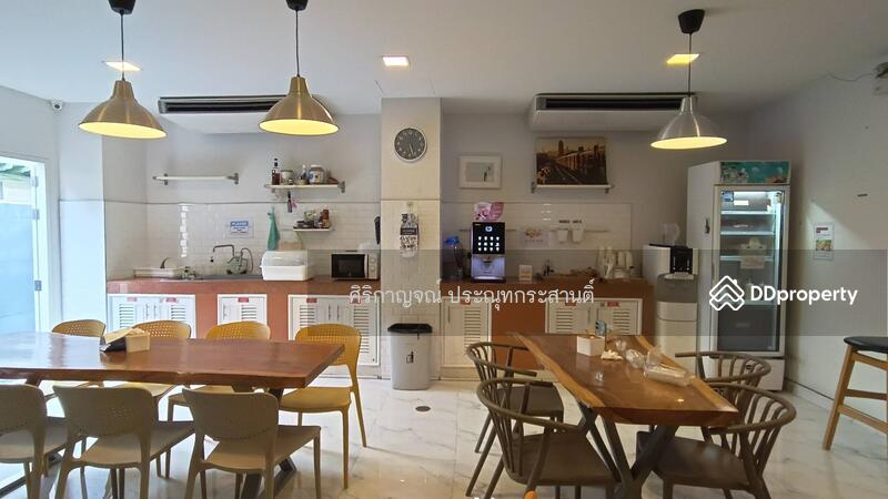 For Sale - Hostel for sale in Bang Lamphu, near Khao San Road. 5-storey building, 19 rooms, 49 beds., Bangkok