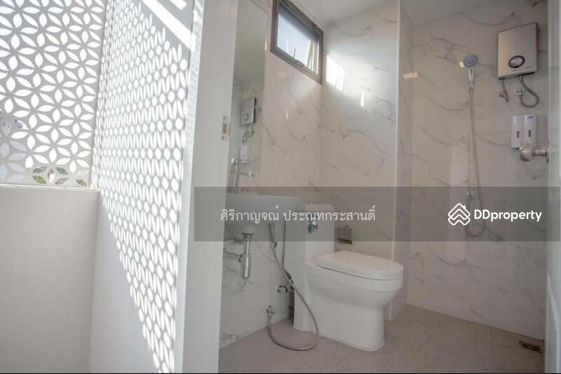 For Sale - Hostel for sale in Bang Lamphu, near Khao San Road. 5-storey building, 19 rooms, 49 beds., Bangkok