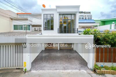 ขาย - ทาวน์เฮ้าส์ 2 ชั้น รีโนเวทใหม่ ใจกลางเอกมัยซอย 12, กรุงเทพ