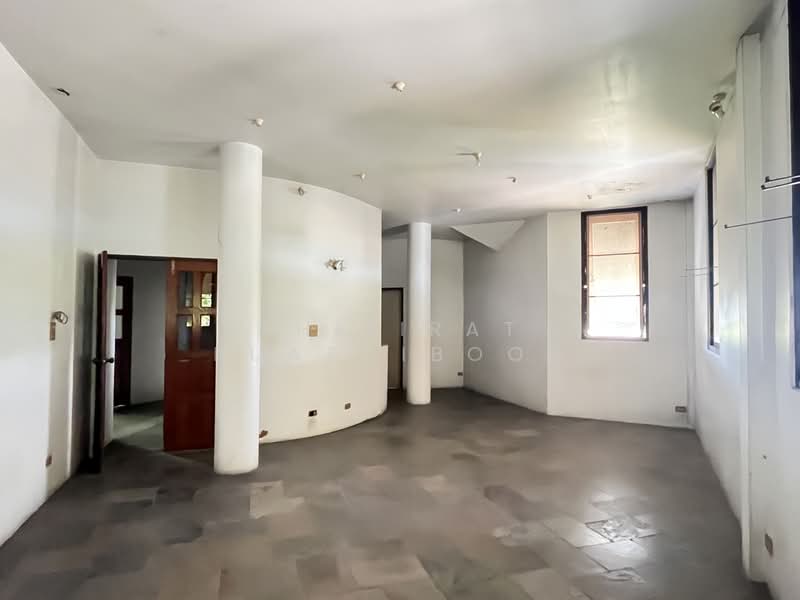 ขาย - ขายที่ดินพร้อมบ้าน วิวสนามกอล์ฟ ใจกลางเมืองเอก ใกล้รถไฟฟ้าสายสีแดง, ปทุมธานี