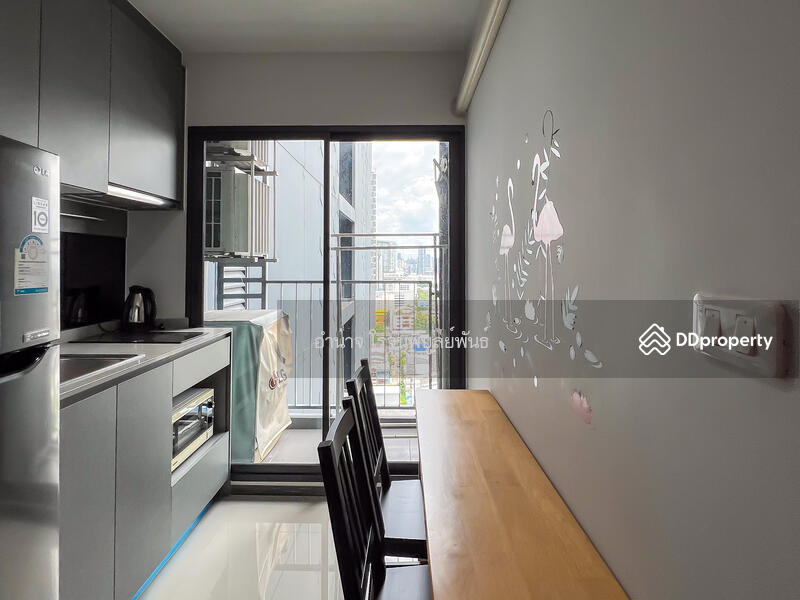 ครัวปิดพร้อมเคาน์เตอร์ Built-in และพื้นที่ทานข้าว คอนโดใกล้รถไฟฟ้า บางจาก