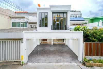 ขาย - ทาวน์เฮ้าส์ 2 ชั้น 33 ตรว. สุขุมวิท 71 2-storey townhouse, 33 sq m, Sukhumvit 71, กรุงเทพ