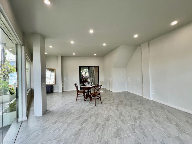 ขาย - ขายอาคารพาณิชย์ 5 ชั้น ย่านเสนา | ยูนิตมุม รีโนเวทใหม่ พร้อมดำเนินธุรกิจ ทำเลดี พร้อมเข้าอยู่ เหมาะ, กรุงเทพ