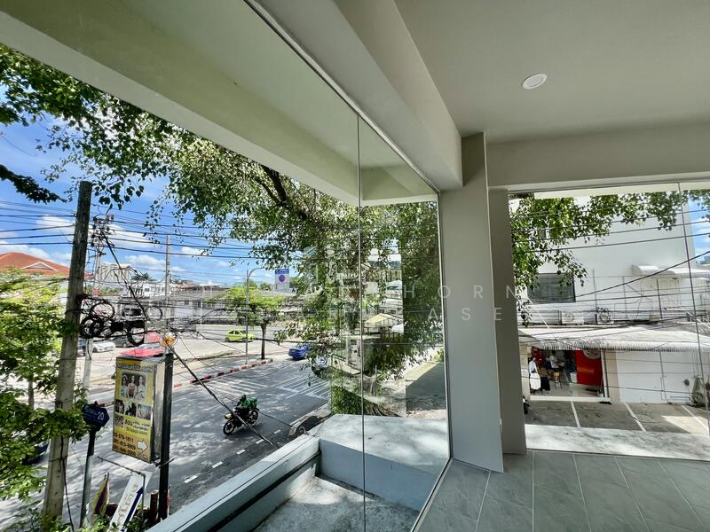 ขาย - ขายอาคารพาณิชย์ 5 ชั้น ย่านเสนา | ยูนิตมุม รีโนเวทใหม่ พร้อมดำเนินธุรกิจ ทำเลดี พร้อมเข้าอยู่ เหมาะ, กรุงเทพ