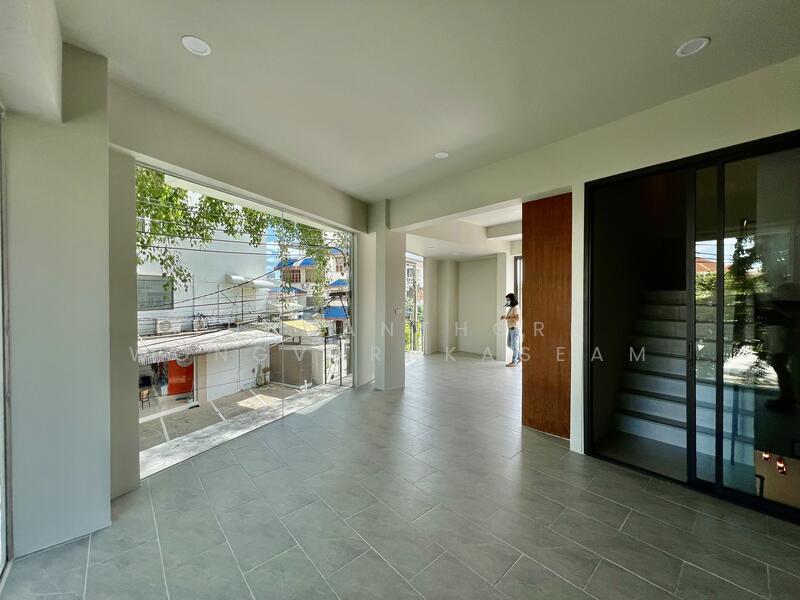 ขาย - ขายอาคารพาณิชย์ 5 ชั้น ย่านเสนา | ยูนิตมุม รีโนเวทใหม่ พร้อมดำเนินธุรกิจ ทำเลดี พร้อมเข้าอยู่ เหมาะ, กรุงเทพ