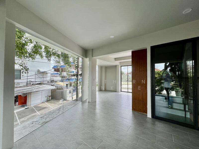 ขาย - ขายอาคารพาณิชย์ 5 ชั้น ย่านเสนา | ยูนิตมุม รีโนเวทใหม่ พร้อมดำเนินธุรกิจ ทำเลดี พร้อมเข้าอยู่ เหมาะ, กรุงเทพ