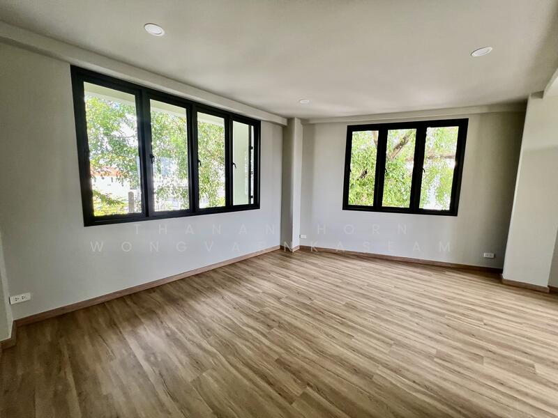 ขาย - ขายอาคารพาณิชย์ 5 ชั้น ย่านเสนา | ยูนิตมุม รีโนเวทใหม่ พร้อมดำเนินธุรกิจ ทำเลดี พร้อมเข้าอยู่ เหมาะ, กรุงเทพ