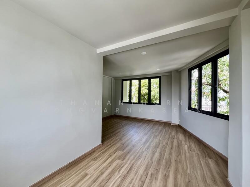 ขาย - ขายอาคารพาณิชย์ 5 ชั้น ย่านเสนา | ยูนิตมุม รีโนเวทใหม่ พร้อมดำเนินธุรกิจ ทำเลดี พร้อมเข้าอยู่ เหมาะ, กรุงเทพ