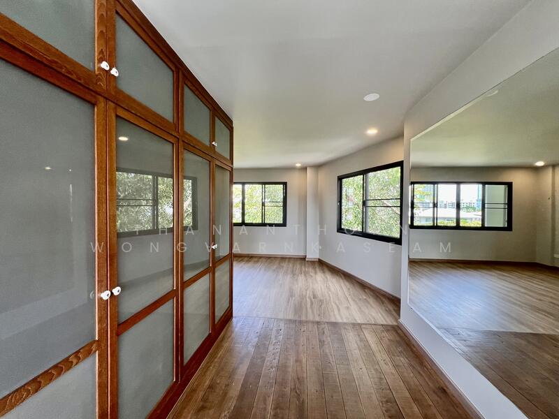 ขาย - ขายอาคารพาณิชย์ 5 ชั้น ย่านเสนา | ยูนิตมุม รีโนเวทใหม่ พร้อมดำเนินธุรกิจ ทำเลดี พร้อมเข้าอยู่ เหมาะ, กรุงเทพ