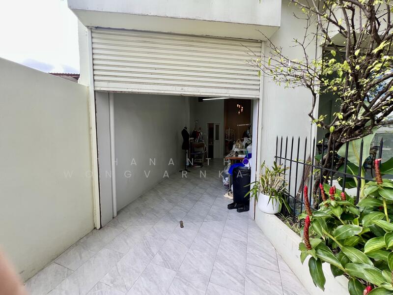 ขาย - ขายอาคารพาณิชย์ 5 ชั้น ย่านเสนา | ยูนิตมุม รีโนเวทใหม่ พร้อมดำเนินธุรกิจ ทำเลดี พร้อมเข้าอยู่ เหมาะ, กรุงเทพ